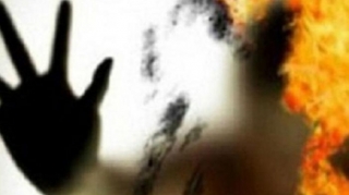 Azərbaycanda DƏHŞƏT: Ər arvadının üzərinə benzin töküb yandırdı 