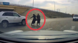 На трассе Баку - Алят водитель автомобиля подверг жизни пешеходов опасности  - ВИДЕО