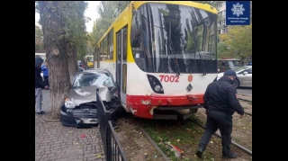 В Одессе автомобиль столкнулся с трамваем - ФОТО