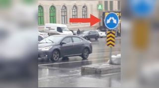 Опасный дорожный знак в Баку: "Указывает" водителям двигаться в противоположном направлении - ФОТО 