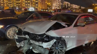 Polisdən qaçarkən 10 maşını əzən sürücü ilə bağlı qərar verildi - VİDEO 