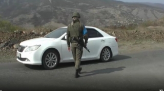 Sülhməramlılar Laçın dəhlizindən keçən erməniləri belə yoxlayırlar - VİDEO 