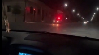 Yol polisinin gözü qarşısında qırmızıda keçib qəza törətdi - VİDEO