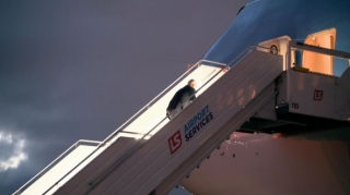 Bayden təyyarəyə minərkən pilləkəndə yıxılıb - VİDEO 