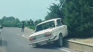 Ağcabədidə qəza, sürücü yaralandı - VİDEO 