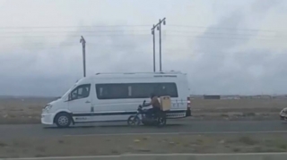 “Mercedes”  moto sürücünü küləkdən belə qorudu  - VİDEO