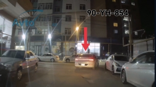 В Хырдалане ожидавший клиента таксист перекрыл дорогу - ВИДЕО 