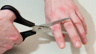 Barmağını kəsib polisə "qohumlarım kəsdi" deyib - XIZADA ŞOK HADİSƏ   - FOTO