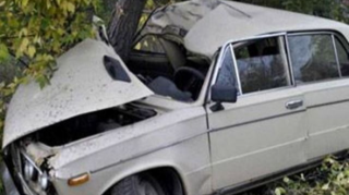 В Огузском районе автомобиль врезался в дерево: есть пострадавшие 