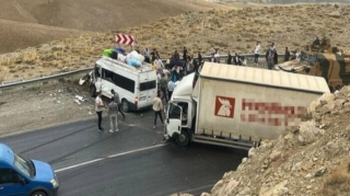 Mikroavtobus yük maşını ilə toqquşdu, ölən və yaralananlar var 