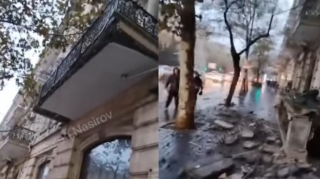 Bakının mərkəzində eyvan uçdu - Yoldan keçən qadın yaralandı - VİDEO