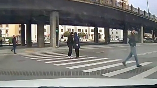 Keçidi görüş yerinə çevirən  piyadalar hərəkəti ləngitdi  - VİDEO