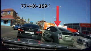 Yolda oyun çıxaran "Prius" sürücüsü qadını vurub qaçdı - VİDEO