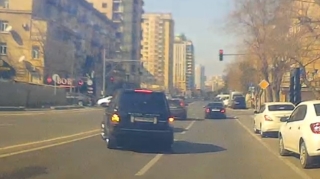 Paytaxtda bahalı maşınla “hoqqa” verən sürücü  görün nələr etdi - VİDEO 