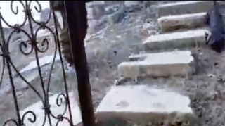 Ermənilər qəbir daşlarından evlərinə pilləkən kimi istifadə edib - VİDEO 
