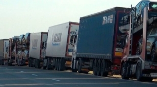 AYNA:  На таможенном посту "Красный мост" утроилось количество грузовиков