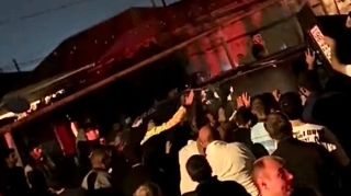 Ramanada “Opel” aşdı, polis və vətəndaşlar dərhal köməyə gəldi   - VİDEO