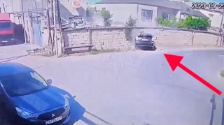 Sükanı buraxan sürücü “Prius”u evin həyətinə saldı   - VİDEO