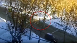 Səbirsizlik edib qırmızıdan keçən 85 yaşlı piyadanı maşın vurdu - VİDEO 