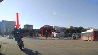 В Баку мотокурьер нарушил правила на 100 манатов - ВИДЕО 