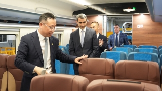 Rövşən Rüstəmov Çindən alınacaq sərnişin qatarlarına baxış keçirib - FOTOLAR 