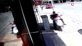 İnsanların gözü qarşısında kuryerin motosikletini oğurladılar  – ANBAAN VİDEO 