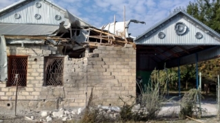 Ermənilərin ağır artilleriyadan atdığı mərmi yaşayış evinə düşüb - FOTO 