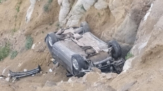 İsmayıllıda "Mersedes" 30 metr hündürlükdən dərəyə aşıb - FOTO