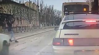 Yola qaçan piyadanı "07" belə vurdu - ANBAAN VİDEO 