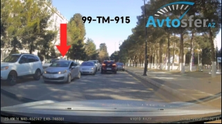 Maşını ikinci cərgədə park edən sürücü hərəkəti dayandırdı - VİDEO