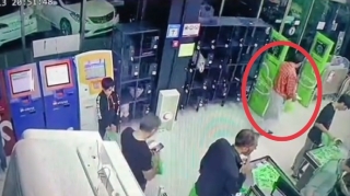 Bakıda mağazadan oğurluq edib qaçan şəxsi xanım mühafizəçi belə saxladı - VİDEO