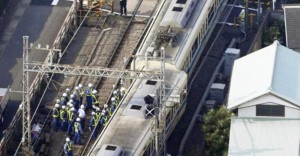 Dəmir yolunda qalan avtomobillə toqquşan qatar relsdən çıxıb