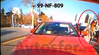 Bakıda qəza törədən xanım sürücü maşından düşüb görün nə etdi: "Mən vurmamışam"...  - VİDEO