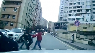 Bakıda sürücü keçiddən keçən üç azyaşlının üstünə maşın sürdü    - ANBAAN VİDEO