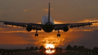 Təyyarədən enən müğənni  polis bölməsinə aparıldı 