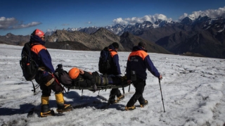 Xilasedicilər "Elbrus"da köməksiz qalan alpinisti xilas edib