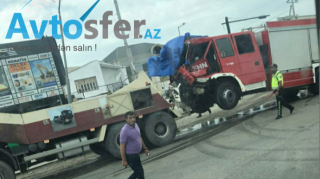 Bakıda FHN-nin yanğınsöndürən maşını qəzaya düşdü - VİDEO