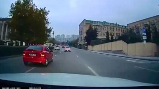 İki zolağın arasında qalan qərarsız sürücü hərəkəti çətinləşdirdi   - VİDEO