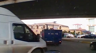 Qırmızıda yolayrıcına qəfil girən sürücü qəza riski yaratdı - Baxın sonda nə oldu    - VİDEO