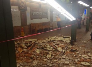 Metroda tavanın bir hissəsi uçub - FOTO