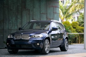 “BMW X5” sahibinin barmağını qopardı – VİDEO