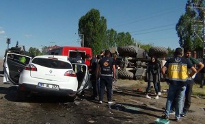 Minik avtomobili buldozerlə toqquşdu: 3 ölü, 6 yaralı - FOTO