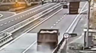 На трассе Баку - Газах опрокинулся грузовик - ВИДЕО 