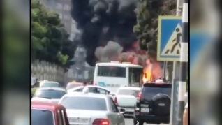 Bakıda avtomobil yanıb kül oldu  - yolda tıxac yarandı - VİDEO