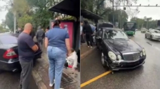 Minik avtomobili avtobus dayanacağına çırpıldı, yaralılar var   - VİDEO