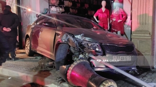 Gəncədə minik maşını mağazaya çırpıldı   - FOTO