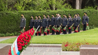 Daxili İşlər Nazirliyinin rəhbərliyi Ulu Öndərin məzarını ziyarət edib  - FOTO