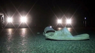 Ana uşağı ilə birlikdə özünü maşının altına atdı  - VİDEO