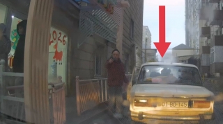 Maşını yolun ortasında park edən kişi digər sürücünü özündən çıxartdı - VİDEO