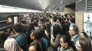 Metroda dözülməz sıxlıq:  Problemi necə aradan qaldırmaq olar?